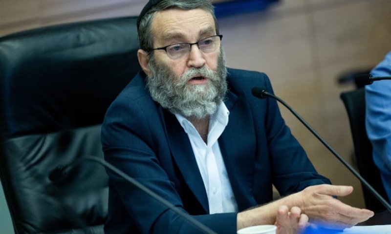 משה גפני עורר סערה: "הייתי תורם לה קצת בגדים"