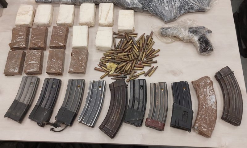 שוטרים שהוזעקו לאירוע דקירה תפסו מאגר נשק