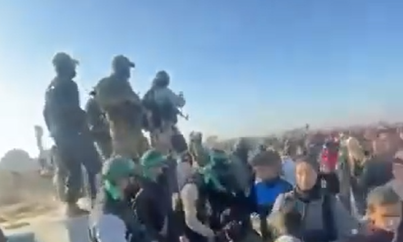 מרתיח: מחבלי חמאס חמושים מקבלים את השבים צפונה