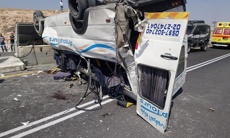 הרוג ופצועים בהתהפכות מיניבוס סמוך ליישוב 'קידר'