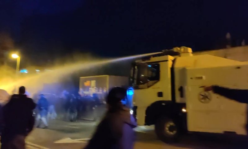 צפו: מפגיני בלפור פורצים מחסום, ונתקלים במכת"זית