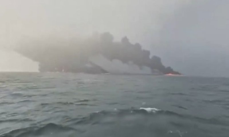 אסון בבריטניה: מכלית נפט וספינה התנגשו ועלו באש, עשרות נפצעו