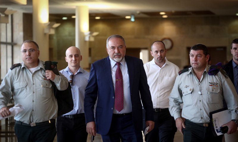 ליברמן לשאלת סרוגים:"בנט מתעסק רק בפוליטיקה"