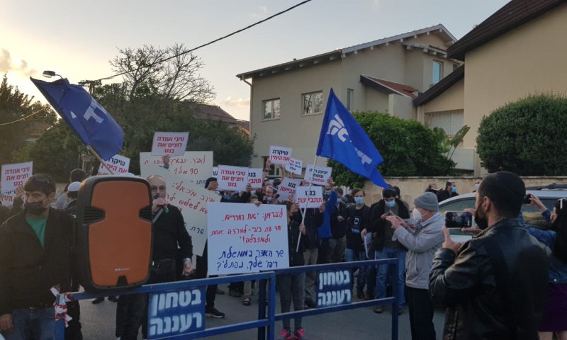 צפו: עשרות מפגינים מחוץ לבתיהם של בנט ושקד