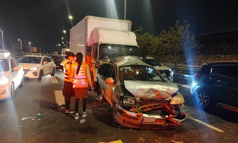 פצוע קשה ו-3 בינוני מפגיעת משאית ברכבים ברמלה