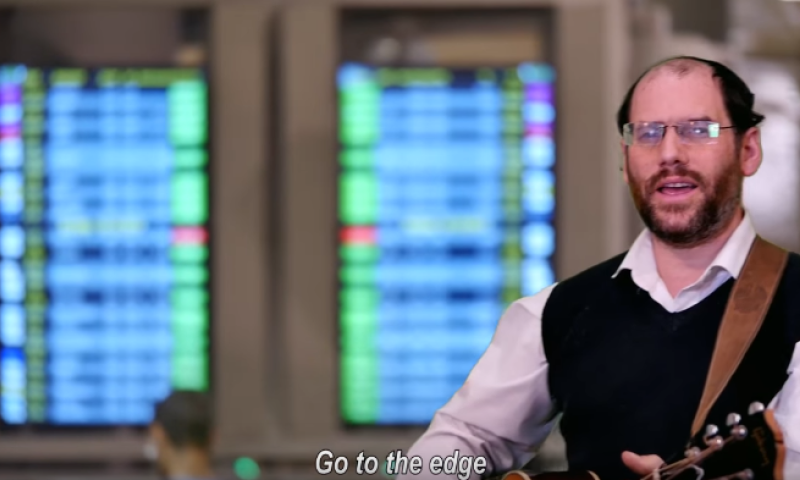 צפו: אהרן רזאל בקליפ חדש המוקדש לתורה