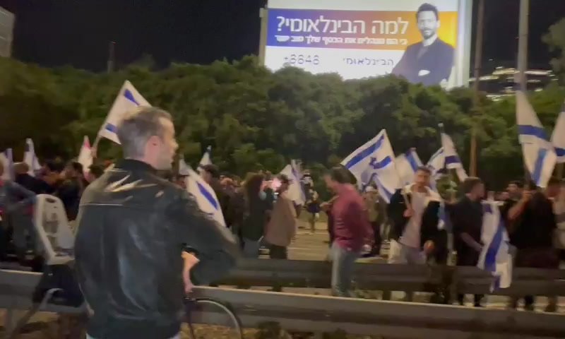 פרשים ומכ"תזית: צפו בפינוי המפגינים שחסמו את איילון