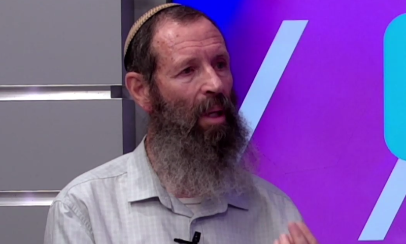 האם לשמוע לרבנים בנושאי חול? הרב לווינשטיין משיב