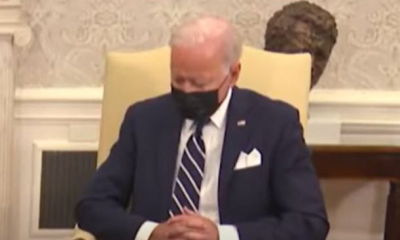 אחת ולתמיד: האם ביידן באמת נרדם בפגישה? צפו