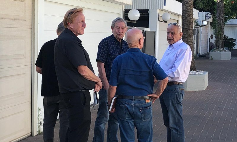 לקראת ועדת חקירה? לפיד פגש בכירי ביטחון לשעבר