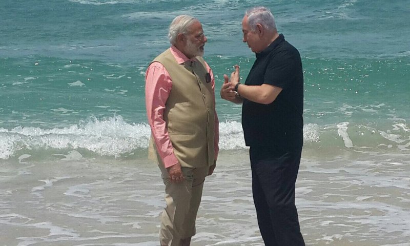 BFF: נתניהו ומודי משכשכים רגליים בחוף אולגה