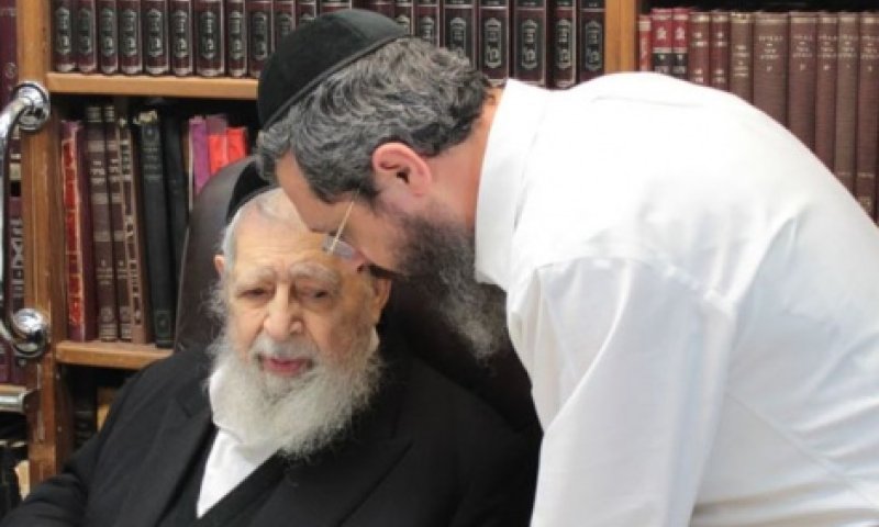 מביך: בנו של הרב עובדיה לא הוזמן לאזכרה של אביו