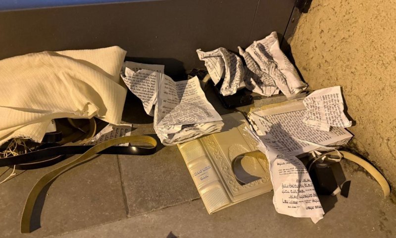 הרבנים הראשים גינו: סידורים ותפילין הושחתו מחוץ לבית כנסת