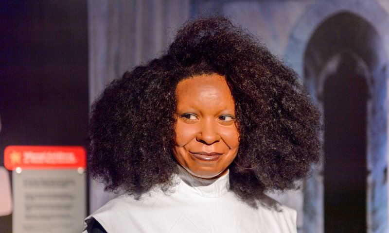 וופי גולדברג ממשיכה להסתבך סביב נושא השואה