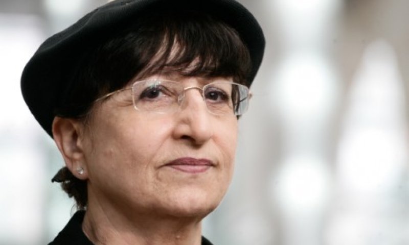 בכוורת של פירון: עדינה בר שלום ובנה של שולמית אלוני