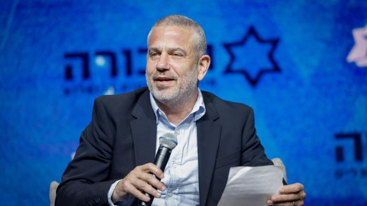 ינון מגל בעננים: 