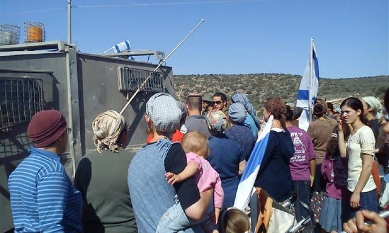 צפו בתושבי איתמר מונעים את כנסת חמולת הרוצחים לישוב