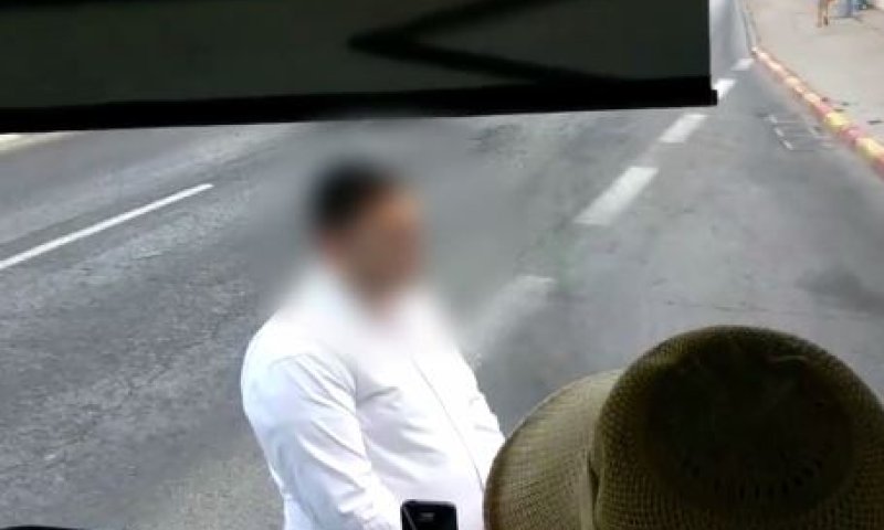'פסיכי': המחאה של החרדי שלא הועלה לאוטובוס. צפו