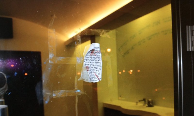 מזעזע: נערים חיללו מזוזות בצלב קרס