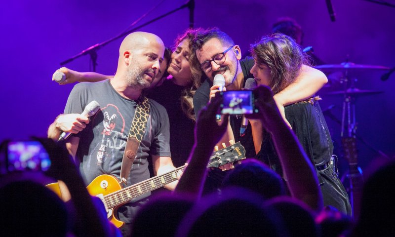 צפו: עילי בוטנר וילדי החוץ בהדלקת נרות מוזיקלית