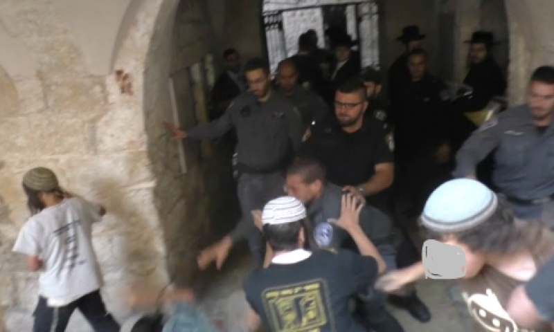 תיעוד: מתפללים יהודים חוטפים מכות משוטרים