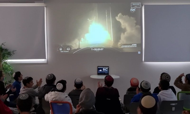 כבוד: הניסוי של תלמידי הישיבה שוגר לחלל &bull; צפו