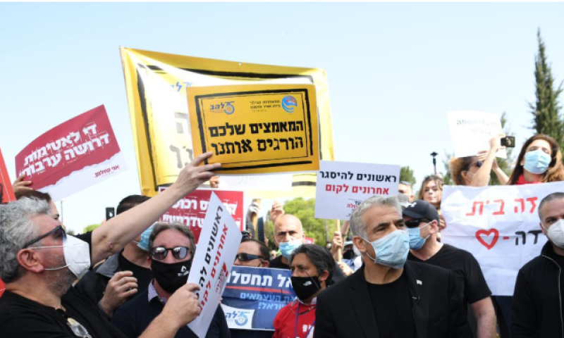 הפגנת העצמאים: מבעירים צמיגים, יאיר לפיד הותקף