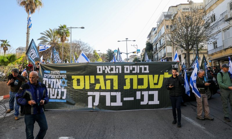 יורים לעצמם ברגל: הצעד השגוי של מנהיגי המחאה