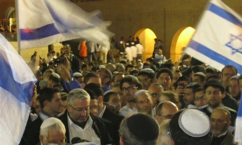 אלפים בכותל המערבי בתפילת ליל יום העצמאות