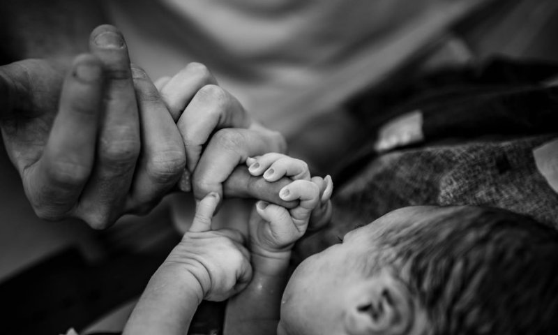 שמחה בבית אדרי: מאור אדרי ואשתו חובקים בת שלישית