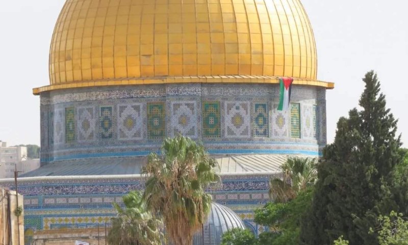 איזה ביזיון: דגל פלסטין מתנוסס על כיפת הסלע