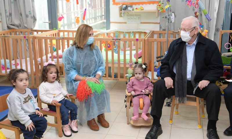 ריבלין: "אתם עושים ניסים ומדליקים נרות רבים מפך שמן קטן"