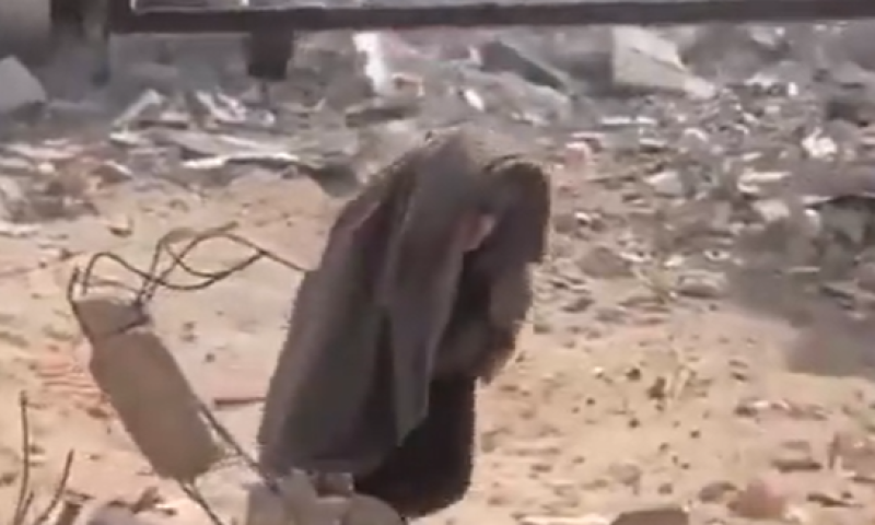 תיעוד: יחיא סינוואר מסתובב בין ההריסות ברצועת עזה