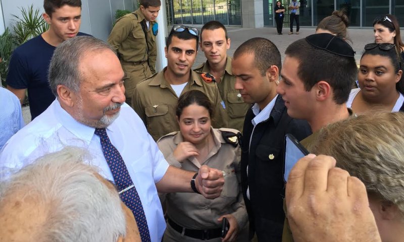 ליברמן לחייל: גם לי יש מבטא רוסי כבד; צפו