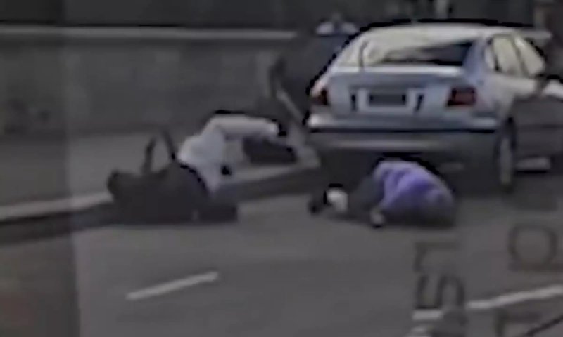 תיעוד חדש מאוסטרליה: גבר חטף את הנשק של אחד המחבלים &ndash; ונהרג