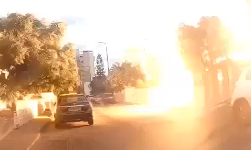 מסך אש באמצע הרחוב: תיעוד הפגיעה בקרית ביאליק | צפו