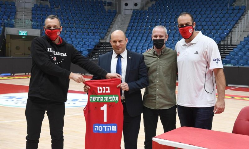 צפו: כשבנט הרים לבנט לאליופ בארנה