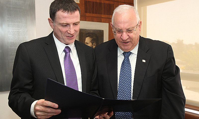 המרוץ לנשיאות יוצא לדרך: המועמדים הגישו את טפסי החתימות