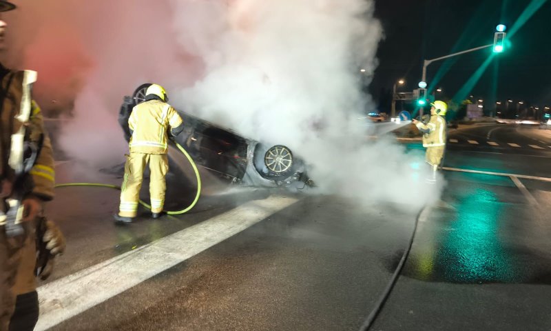 אסון בכביש 40: רכב התהפך ועלה באש &ndash; בן 40 חולץ ללא רוח חיים
