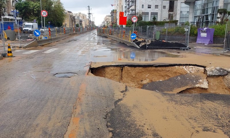 זהירות: בולען ענק נפער באמצע הרחוב בחולון