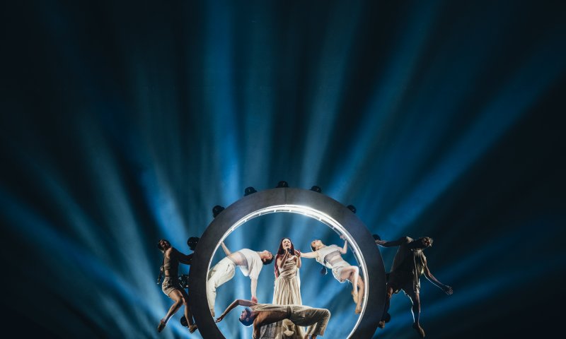 בשמלה לבנה: עדן גולן בחזרה ראשונה לאירוויזיון