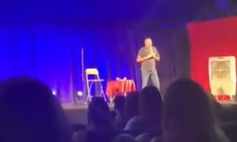 כששר התרבות חילי טרופר הגיע להופעה של אדיר מילר