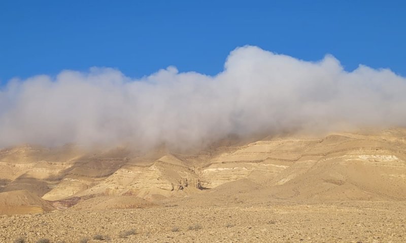 מהחרמון ועד מכתש רמון: שמיכת העננים כבשה את שמי ישראל | צפו