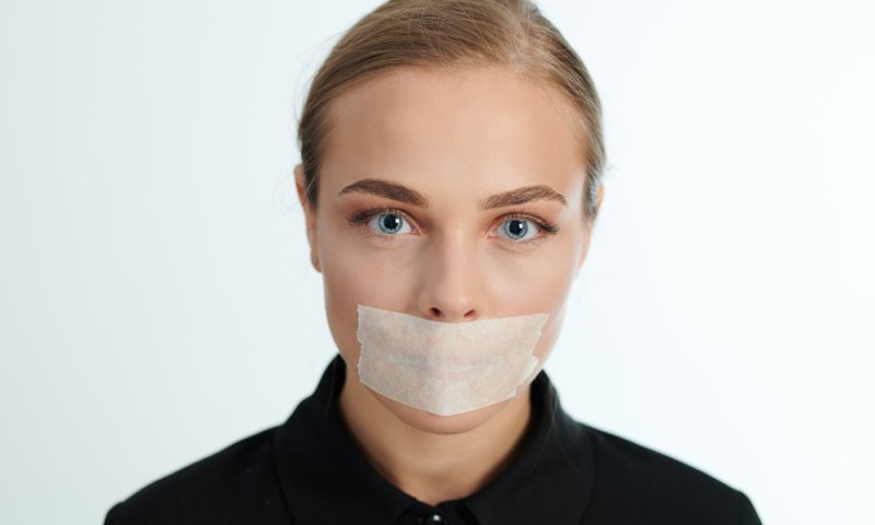 באיזה עולם, אישה צריכה לשתוק את עצמה לדעת?