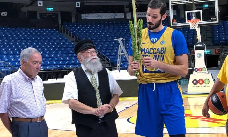 צפו: שחקני מכבי ת"א נוטלים ארבעת המינים