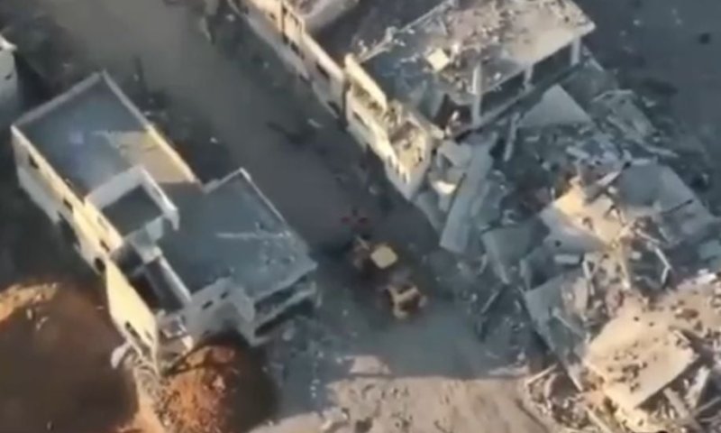 צפו: חמאס מוציא את הגופה וקובר אותה במקום אחר