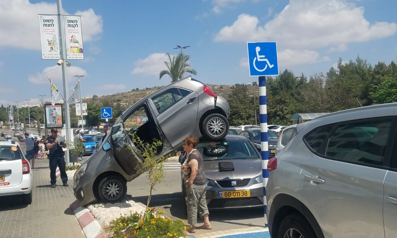נהגת 'החנתה' את רכבה על רכב אחר; כך זה קרה. צפו