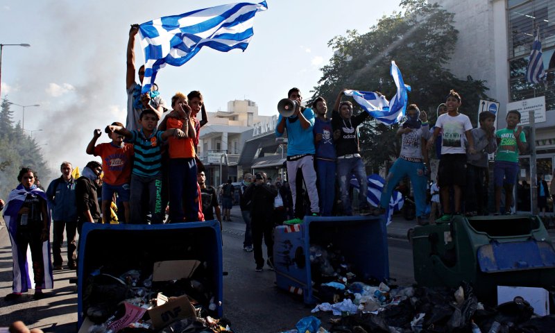 מחאות ביוון לאחר ששוטר ירה בראשו של צועני
