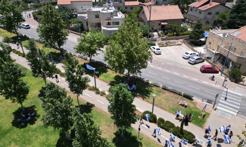 מרגש: נוער בית אל ליווה בדגלים את משפחת הנופל