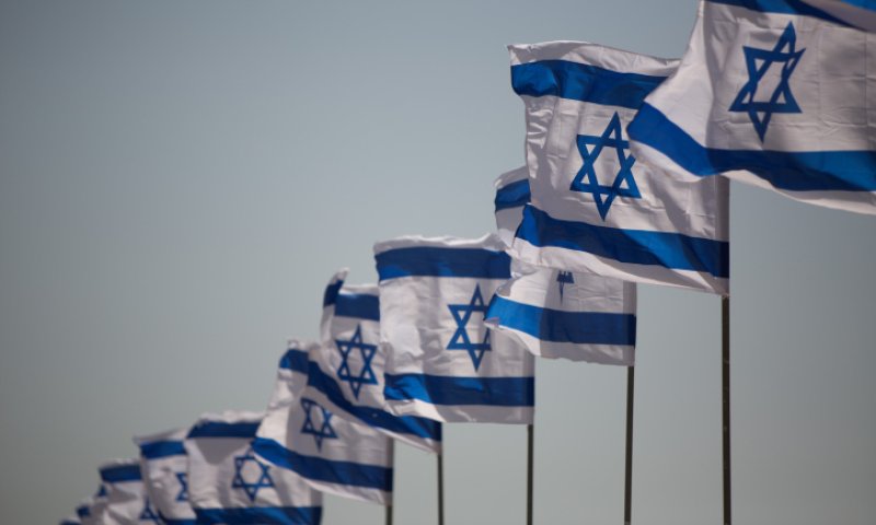 מניפים את הדגל: תנועת רגבים מחלקת אלפי דגלים